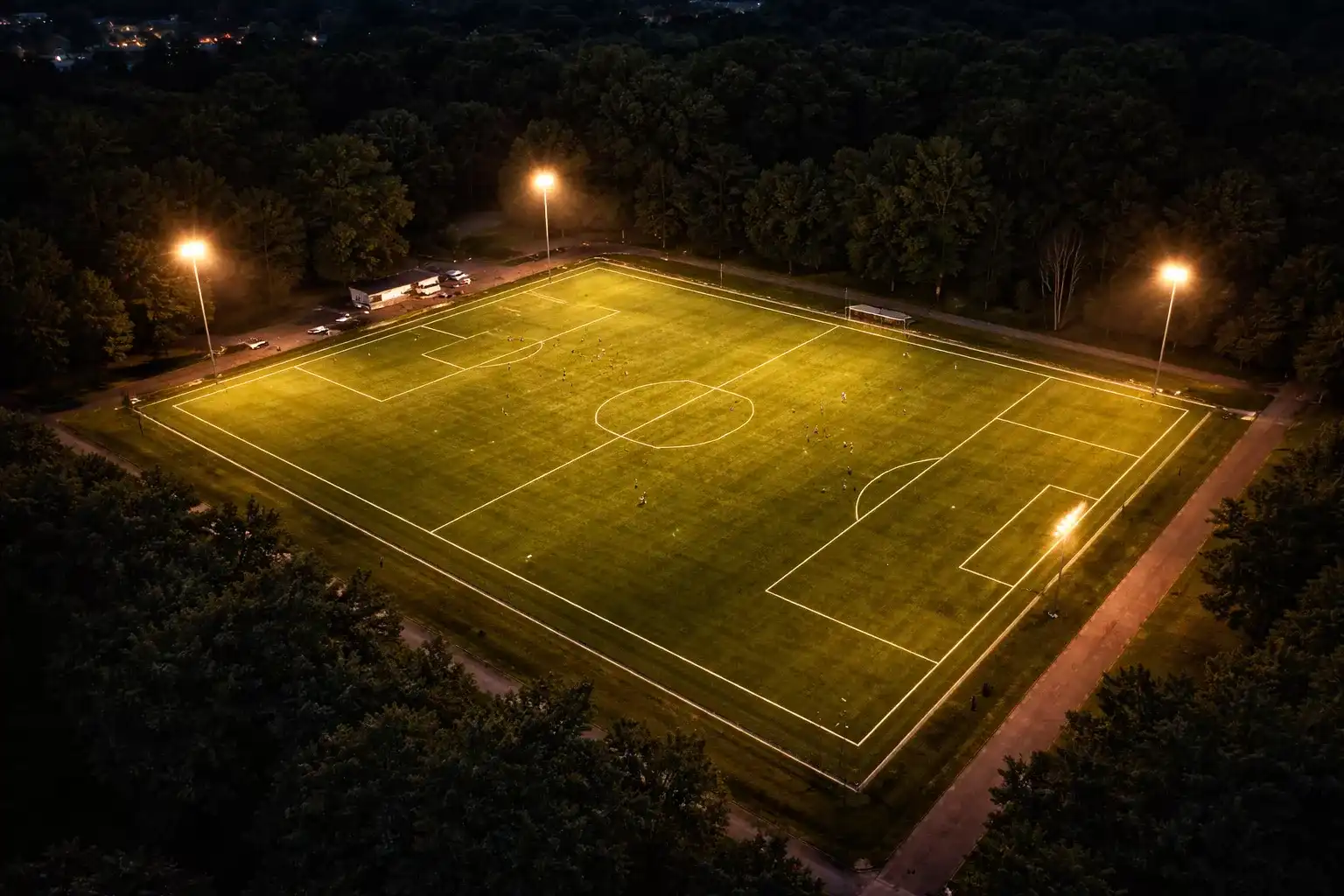 Vista aerea di diversi campi da calcio europei illuminati di sera