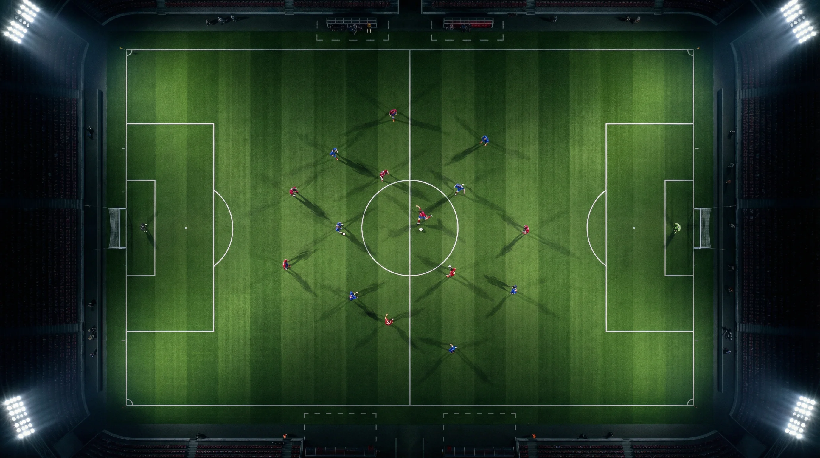 Campo da calcio visto dall'alto durante una partita serale sotto i riflettori